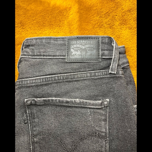 Levi’s • Black Wash High Rise Skinny Jean - Picture 3 of 9